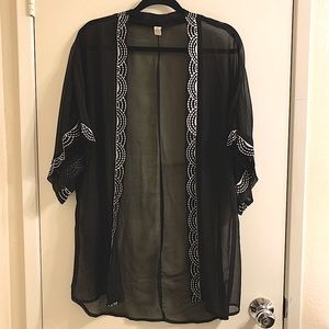 Vintage Black open sheer short sleeved kimono with white embroidery detailing